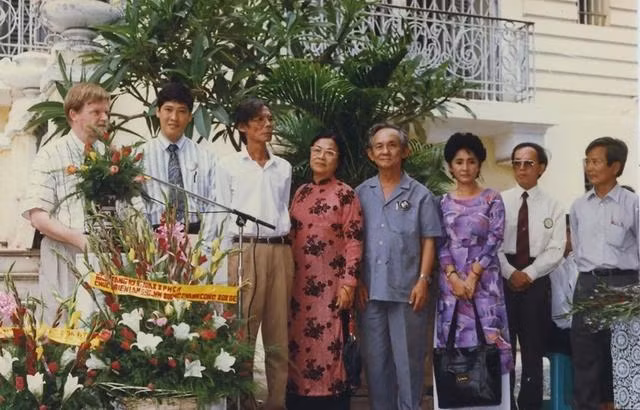 David trong khai mạc triển lãm Nhìn từ hai phía tại Bảo tàng Mỹ thuật TP.HCM. ẢNH: NVCC