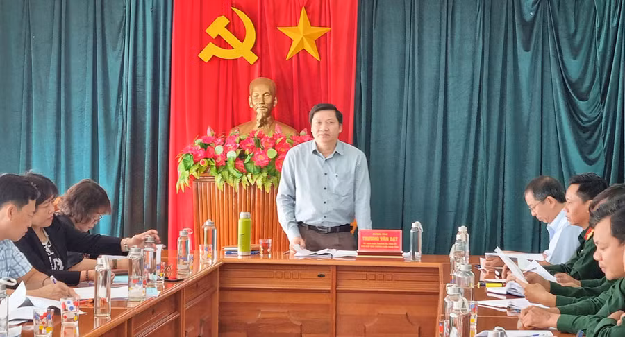 Ủy viên Ban Thường vụ Tỉnh ủy, Phó Chủ tịch Thường trực HĐND tỉnh Trương Văn Đạt phát biểu tại buổi khảo sát. Ảnh: Hà Phương