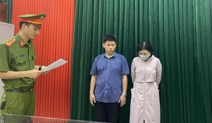 Lê Toàn cùng Trần Thị Nhung tại Cơ quan Công an Lê Toàn cùng Trần Thị Nhung tại Cơ quan Công an