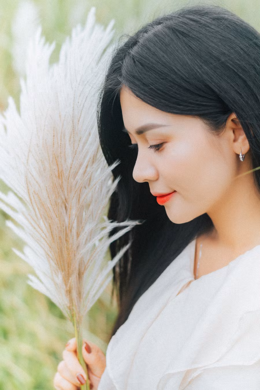 Chị Nhi cũng tranh thủ tìm cho mình những bức hình tuyệt đẹp. Ảnh: BÁ CƯỜNG