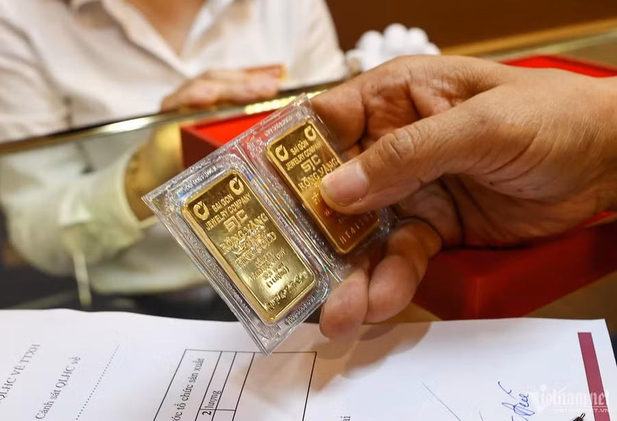 Ngân hàng Nhà nước khuyến cáo người dân cần thận trọng vì giá vàng sẽ còn giảm. (Ảnh: Vietnam+) Ngân hàng Nhà nước khuyến cáo người dân cần thận trọng vì giá vàng sẽ còn giảm. (Ảnh: Vietnam+)