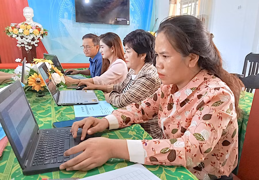 Giáo viên Trường Tiểu học và THCS Trần Hưng Đạo (xã Al Bá, huyện Chư Sê) nhập kết quả học tập của học sinh trên SMAS và đồng bộ dữ liệu trên học bạ số. Ảnh: M.T