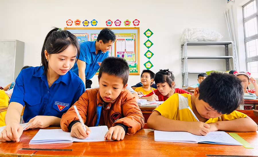 Đoàn viên, thanh niên phường Đống Đa (TP. Pleiku) hướng dẫn các em học sinh ôn tập kiến thức trong dịp hè. Ảnh: P.L