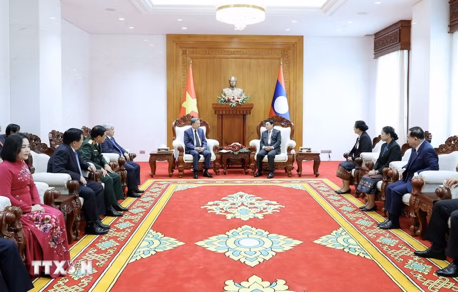 Chủ tịch nước Tô Lâm hội kiến Chủ tịch Quốc hội Lào Saysomphone Phomvihane. (Ảnh: Nhan Sáng/TTXVN)