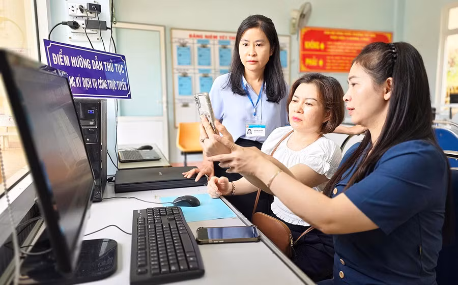 Cán bộ phường Tây Sơn hướng dẫn người dân sử dụng dịch vụ công trực tuyến trên điện thoại thông minh. Ảnh: Bá Bính Cán bộ phường Tây Sơn hướng dẫn người dân sử dụng dịch vụ công trực tuyến trên điện thoại thông minh. Ảnh: Bá Bính
