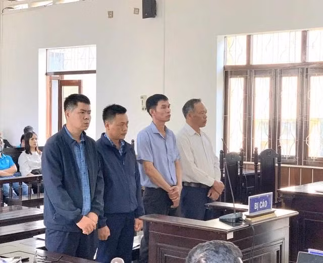 Nhóm cựu cán bộ hầu tòa vì vi phạm các quy định về bồi thường, hỗ trợ tái định cư khi Nhà nước thu hồi đất. ẢNH: TRANG ANH