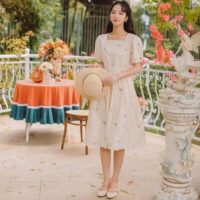 Otome Kei có trang phục mang đậm nét cổ điển và lãng mạn, với các yếu tố như váy xòe, áo sơ mi, áo dài suông, váy hoa và váy ren. Màu sắc chủ đạo là các tông màu nhạt như hồng nhạt, xanh dương nhạt, kem và trắng. Các phụ kiện nữ tính đóng vai trò quan trọng trong phong cách này. Ảnh: DH GATE