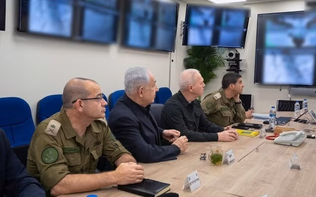Thủ tướng Benjamin Netanyahu và Bộ trưởng Quốc phòng Yoav Gallant (thứ hai và thứ ba từ trái sang) tại bộ chỉ huy quân sự tại Tel Aviv rạng sáng 25.8. ẢNH: BỘ QUỐC PHÒNG ISRAEL Thủ tướng Benjamin Netanyahu và Bộ trưởng Quốc phòng Yoav Gallant (thứ hai và thứ ba từ trái sang) tại bộ chỉ huy quân sự tại Tel Aviv rạng sáng 25.8. ẢNH: BỘ QUỐC PHÒNG ISRAEL
