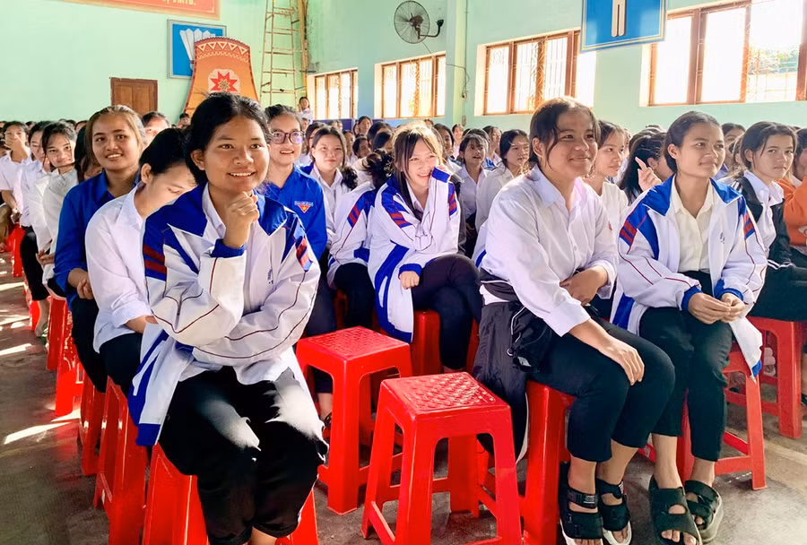 Vấn đề truyền thông giáo dục sức khỏe sinh sản vị thành niên giúp các em học sinh có kiến thức, kỹ năng cần thiết và biết cách ứng xử, lựa chọn hành động phù hợp khi đang ở độ tuổi vị thành niên. Ảnh: Như Nguyện