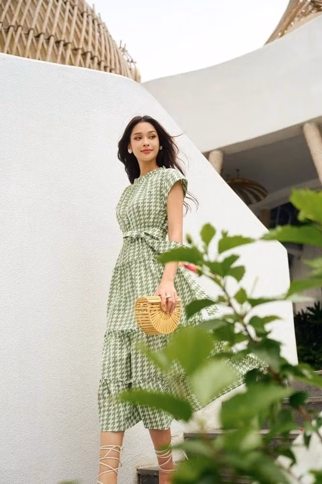 Đối với những cô nàng lười biếng nhưng vẫn muốn “chất” khi xuống phố thì cách phối tone sur tone là sự lựa chọn hoàn hảo. Diện nguyên cây xanh mint từ đầu đến chân sẽ giúp bạn trở thành tâm điểm của mọi ánh nhìn.