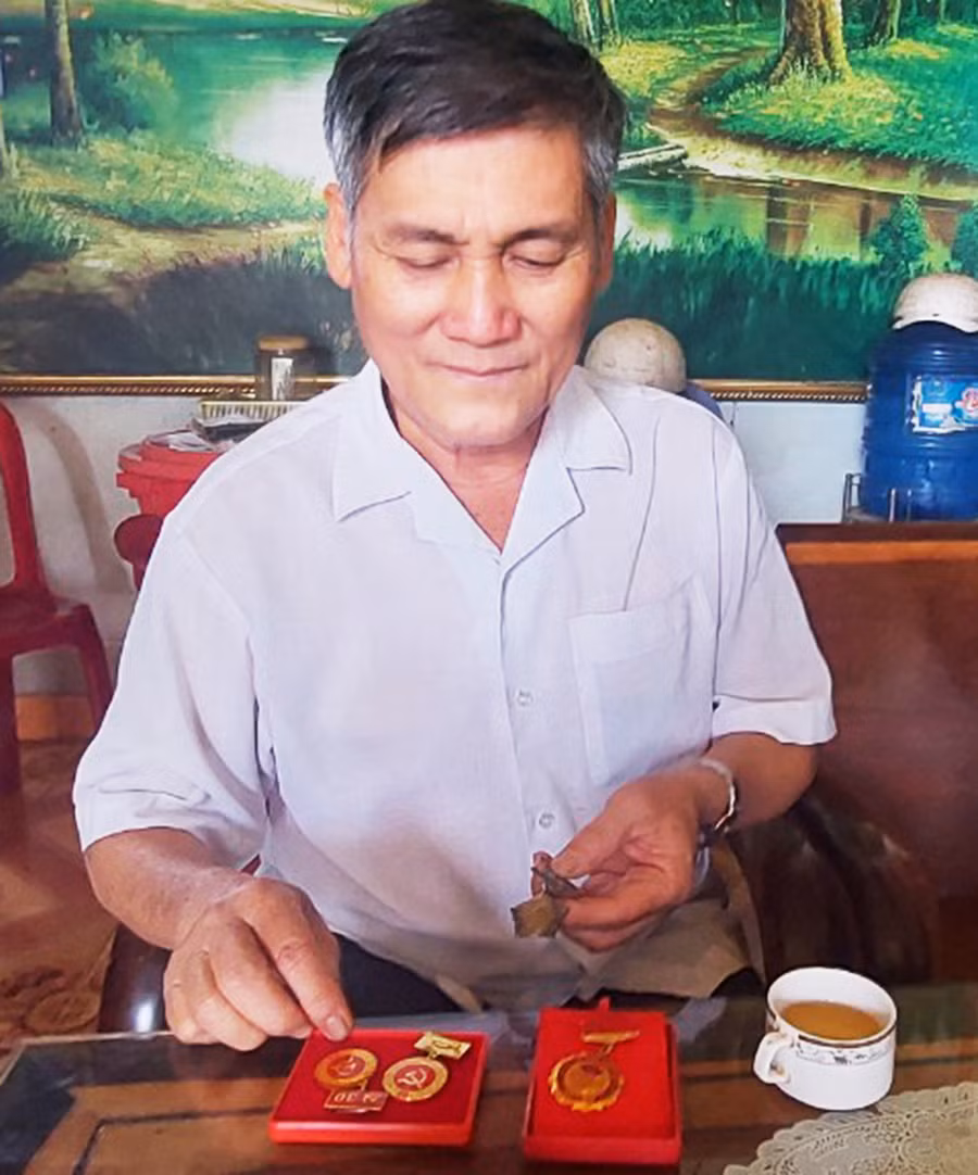 Cựu chiến binh Đoàn Khánh Tân và những kỷ vật đời binh nghiệp của mình. Ảnh: Vĩnh Hoàng