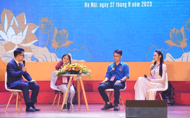 Tuyên dương 420 thanh niên tiên tiến làm theo lời Bác toàn quốc - Ảnh 3. Các đại biểu giao lưu tại buổi lễ. Ảnh: NGỌC THẮNG