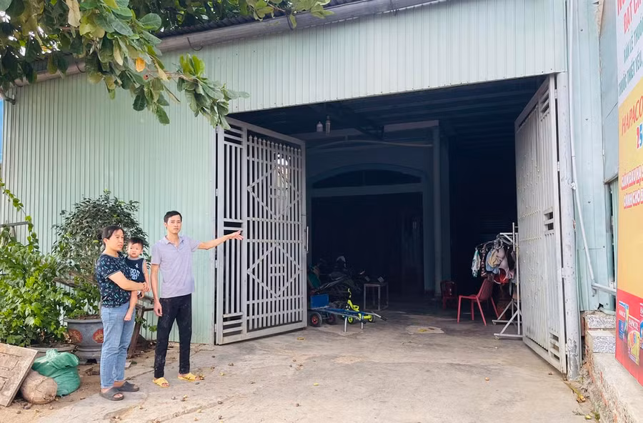 Anh Nguyễn Văn Sáng (thôn Ia Rut, xã Ia Sol) bên diện tích đất và nhà được bố mẹ để lại nhưng gặp khó trong việc cấp giấy chứng nhận quyền sử dụng đất. Ảnh: H.T Anh Nguyễn Văn Sáng (thôn Ia Rut, xã Ia Sol) bên diện tích đất và nhà được bố mẹ để lại nhưng gặp khó trong việc cấp giấy chứng nhận quyền sử dụng đất. Ảnh: H.T