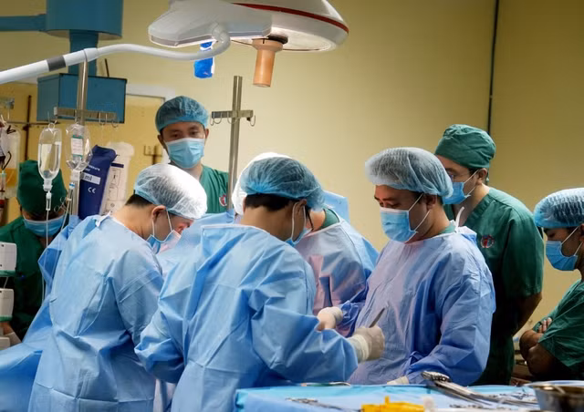 Ca phẫu thuật lấy tạng được triển khai bởi nhiều ekip khác nhau, phối hợp chặt chẽ trong suốt thời gian phẫu thuật.