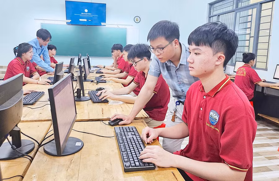 Trong suốt quá trình ĐKDT, Trường THPT Chi Lăng (TP. Pleiku) cử giáo viên túc trực 100% để hỗ trợ tối đa cho học sinh. Ảnh: M.T