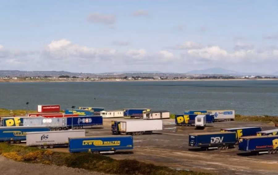Những người di cư được phát hiện trong một chiếc xe container đông lạnh ở cảng Rosslare. (Ảnh: Bloomberg) Những người di cư được phát hiện trong một chiếc xe container đông lạnh ở cảng Rosslare. (Ảnh: Bloomberg)