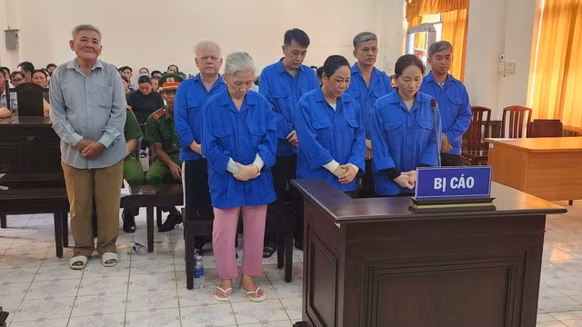 8 bị cáo trước tòa.