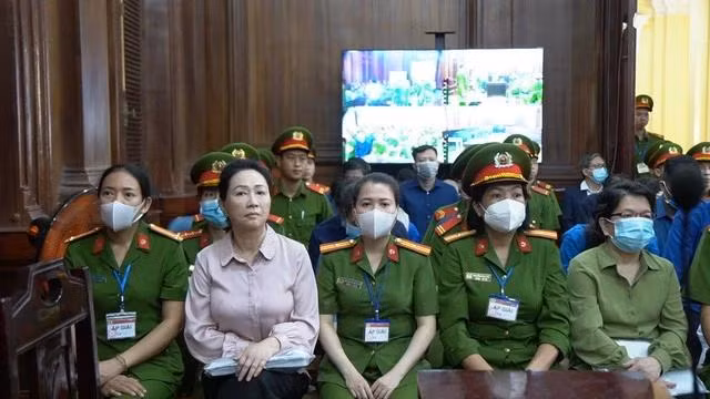 Bị cáo Trương Mỹ Lan (hàng đầu, thứ 2 từ trái sang) và các bị cáo tại tòa. Ảnh: NGUYỄN ANH