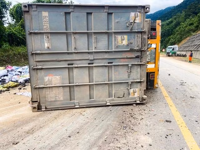 Hiện trường vụ tai nạn khiến rơ moóc đứt rời ra khỏi xe đầu kéo, lật ngang trên đường