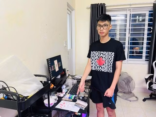 Lực lượng chức năng phát hiện Phan Nguyễn Phước Duy tàng trữ ma túy. Ảnh B.T