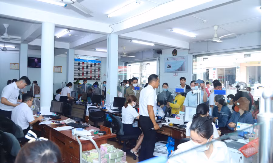 Sau khi xuất hiện tin đồn thất thiệt, nhiều người dân đã đến Quỹ Tín dụng Nhân dân phường II để rút tiền. Ảnh: Khánh Phúc