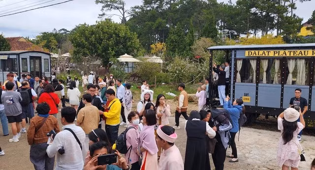 Du khách Hàn Quốc đến Đà Lạt ngày càng tăng nên nhu cầu đội ngũ phiên dịch, thuyết minh, hướng dẫn biết tiếng Hàn tăng theo. Ảnh: LÂM VIÊN