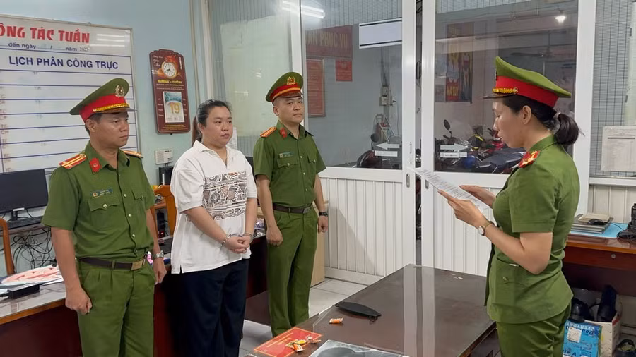 Công an tống đạt các quyết định với Nguyễn Phương Thanh.