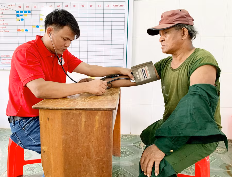Bác sĩ khám bệnh cho người dân xã Hòa Phú, huyện Chư Păh. Ảnh: Như Nguyện