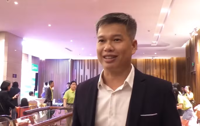 Bắt 2 đối tượng lừa đảo với hình thức chuyển nhượng cổ phần đa cấp - Ảnh 1. Đào Nguyên Nghị trả lời truyền thông dưới danh nghĩa là Phó tổng giám đốc Công ty Cổ phần Vựa miền Trung hồi cuối năm 2020
