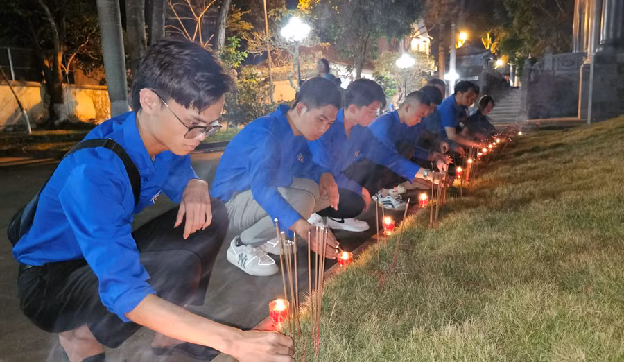 Đoàn viên thanh niên thắp nến tri ân các liệt sĩ tại Di tích lịch sử Đền tưởng niệm mộ liệt sĩ Hội Phú. Ảnh: Phương Dung