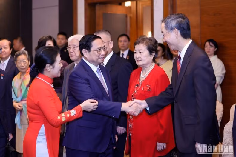 Thủ tướng Phạm Minh Chính với các nhân sĩ hữu nghị Trung Quốc. Thủ tướng Phạm Minh Chính với các nhân sĩ hữu nghị Trung Quốc.