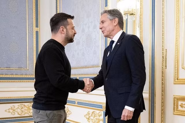 Ngoại trưởng Mỹ Antony Blinken bắt tay Tổng thống Ukraine Volodymyr Zelensky hôm 14-5. Ảnh: Reuters