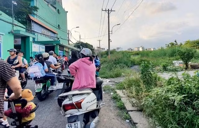 Phụ huynh chờ rước con tan học. ẢNH: THÚY HẰNG