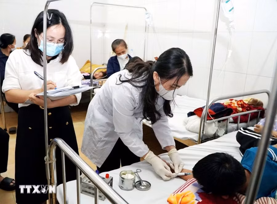 Cán bộ Trung tâm Kiểm soát bệnh tật lấy mẫu máu xét nghiệm. (Ảnh minh họa: Công Tường/TTXVN) Cán bộ Trung tâm Kiểm soát bệnh tật lấy mẫu máu xét nghiệm. (Ảnh minh họa: Công Tường/TTXVN)