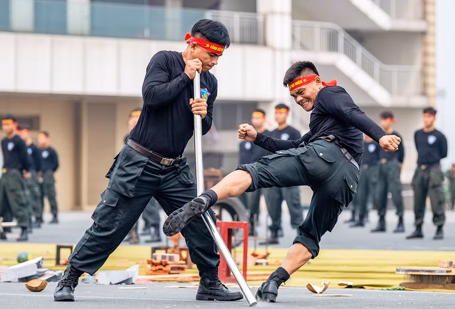 Biểu diễn đối kháng khống chế, chống lại những đối tượng quá khích.