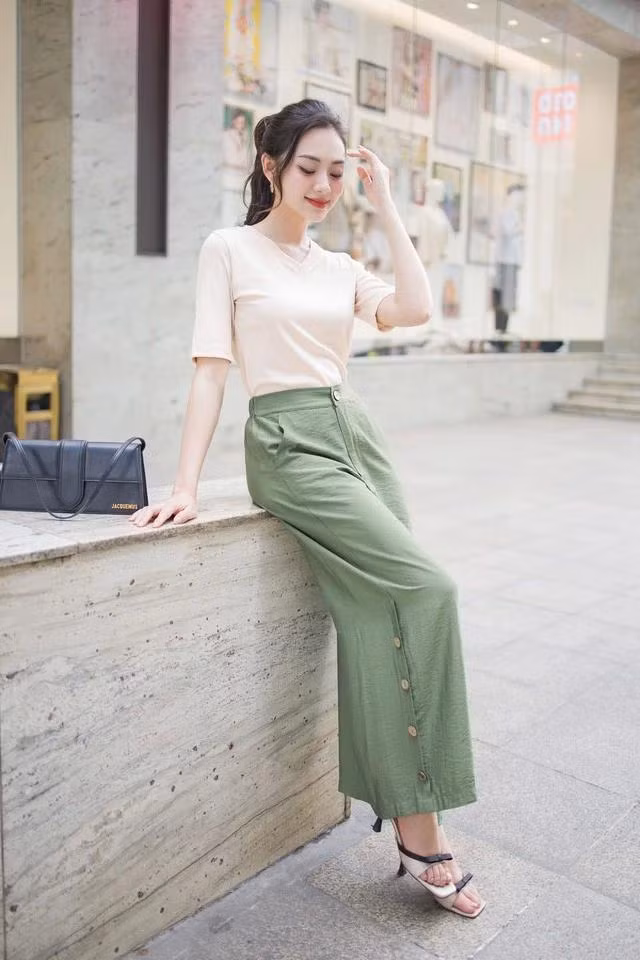 Một bản phối khiến bạn trở nên đặc biệt khi xuống phố là kết hợp gam màu xanh mint với chất liệu denim. Sự kết hợp không mới lạ nhưng không nhạt nhòa này khiến bạn trở nên trẻ trung, năng động và đầy cá tính. Bạn có thể kết hợp áo sơ mi xanh mint với quần jeans hoặc short jeans để có một set đồ phù hợp cho mọi hoạt động.