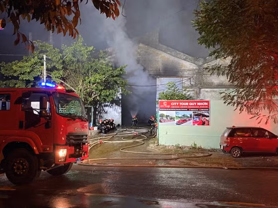 Lực lượng chữa cháy đang nỗ lực dập tắt hoàn toàn ngọn lửa Lực lượng chữa cháy đang nỗ lực dập tắt hoàn toàn ngọn lửa