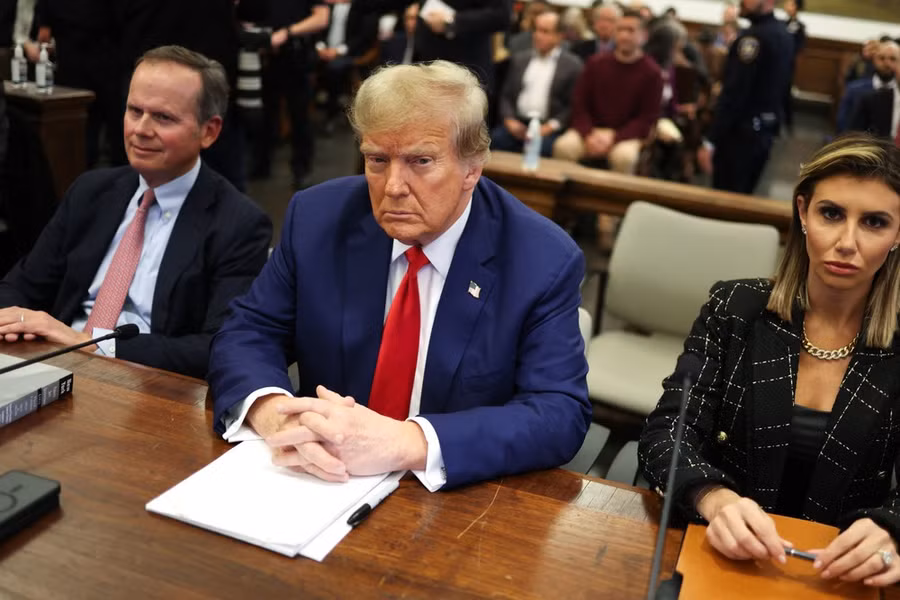 Cựu Tổng thống Mỹ Donald Trump (giữa) tại phiên xét xử của tòa tối cao New York, ngày 11/1/2024. (Ảnh: AFP/TTXVN) Cựu Tổng thống Mỹ Donald Trump (giữa) tại phiên xét xử của tòa tối cao New York, ngày 11/1/2024. (Ảnh: AFP/TTXVN)