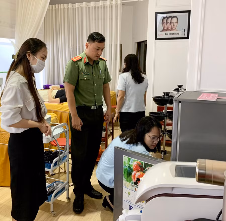 Đoàn liên ngành kiểm tra tại Bena Usa-Cơ sở Gia Lai (146 Trần Phú, phường Diên Hồng, TP. Pleiku) vào tháng 11-2022. Ảnh: N.N