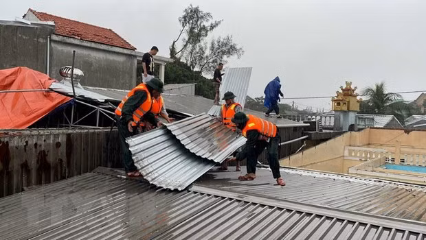 Bộ đội Biên phòng tỉnh Thừa Thiên-Huế phối hợp với chính quyền địa phương hỗ trợ các gia đình bị thiệt hại lợp lại, gia cố mái nhà. (Ảnh: TTXVN phát) Bộ đội Biên phòng tỉnh Thừa Thiên-Huế phối hợp với chính quyền địa phương hỗ trợ các gia đình bị thiệt hại lợp lại, gia cố mái nhà. (Ảnh: TTXVN phát)