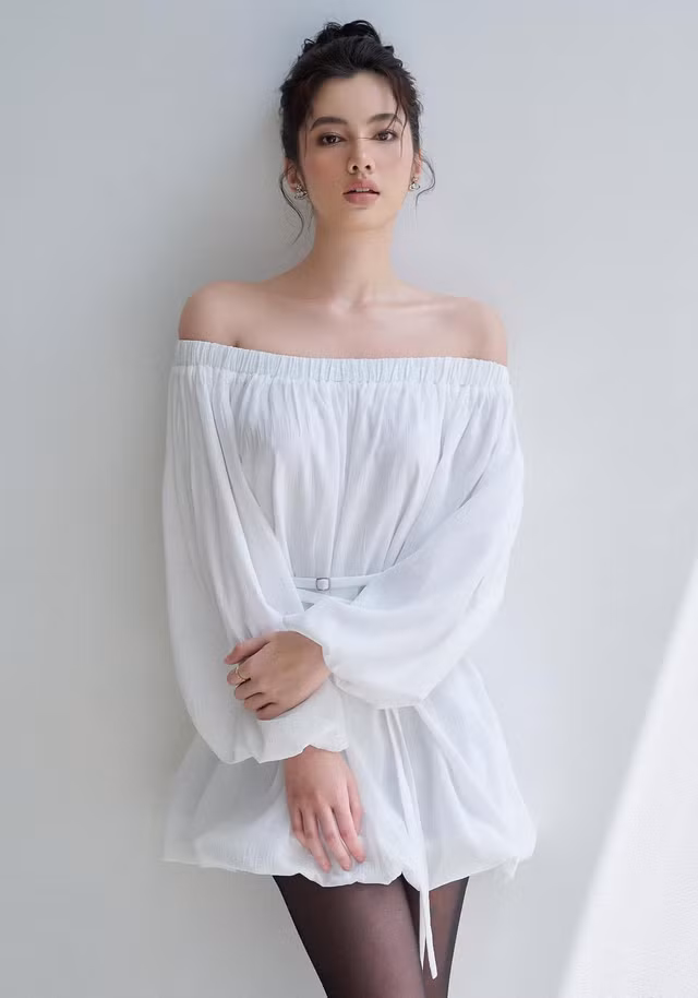 Không quá cầu kỳ với trang phục dựng khối 3D hay drapping, một chiếc đầm ngắn trễ vai tay phồng mặc kèm thắt lưng bản nhỏ và tất da màu đen cũng đủ để nàng gây ấn tượng với người đối diện. Có thể thấy rằng thời trang màu trắng quá sức đa dạng, dễ biến hóa và thay đổi cho phù hợp với từng cô gái Không quá cầu kỳ với trang phục dựng khối 3D hay drapping, một chiếc đầm ngắn trễ vai tay phồng mặc kèm thắt lưng bản nhỏ và tất da màu đen cũng đủ để nàng gây ấn tượng với người đối diện. Có thể thấy rằng thời trang màu trắng quá sức đa dạng, dễ biến hóa và thay đổi cho phù hợp với từng cô gái