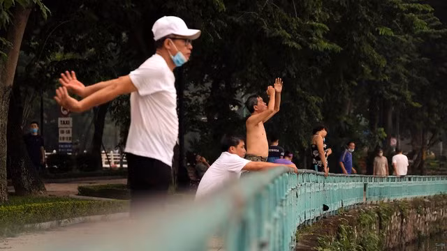 Người cao tuổi tập thể dục buổi sáng bên hồ Trúc Bạch (Hà Nội). Ảnh: GIA HÂN