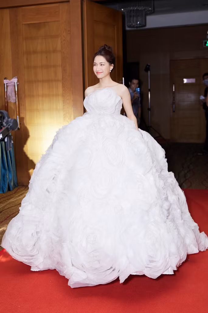 Hòa Minzy với chiếc đầm công chúa ấn tượng Hòa Minzy với chiếc đầm công chúa ấn tượng