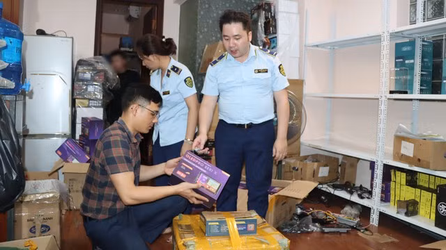 Cơ sở của ông Ph. chủ yếu kinh doanh màn hình và camera hình trình sử dụng trên ô tô các nhãn hiệu Oledpro, X7 Metal Shell Cơ sở của ông Ph. chủ yếu kinh doanh màn hình và camera hình trình sử dụng trên ô tô các nhãn hiệu Oledpro, X7 Metal Shell