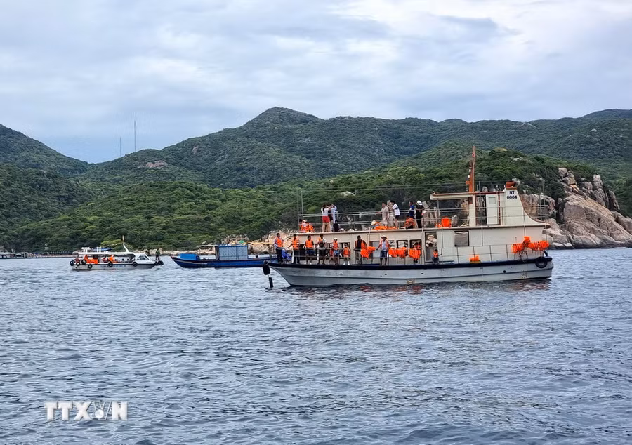 Du khách đi tàu tham quan Danh thắng cấp quốc gia vịnh Vĩnh Hy tại xã Vĩnh Hải (Ninh Hải, Ninh Thuận). (Ảnh: Nguyễn Thành/TTXVN)