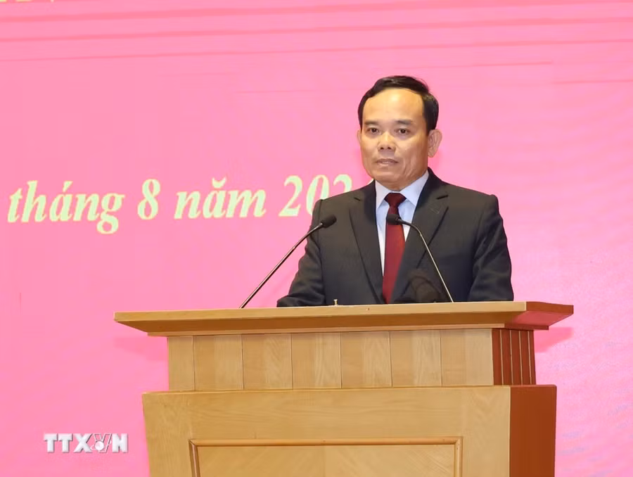 Đồng chí Trần Lưu Quang, Tân Trưởng Ban Kinh tế Trung ương phát biểu nhận nhiệm vụ. (Ảnh: Trí Dũng/TTXVN) Đồng chí Trần Lưu Quang, Tân Trưởng Ban Kinh tế Trung ương phát biểu nhận nhiệm vụ. (Ảnh: Trí Dũng/TTXVN)