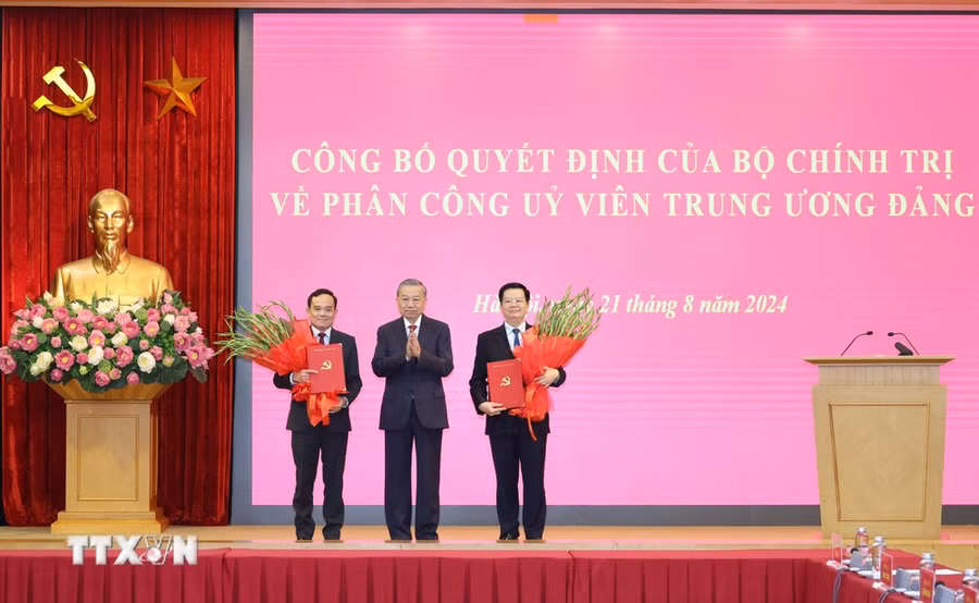 Tổng Bí thư, Chủ tịch nước Tô Lâm trao Quyết định phân công nhiệm vụ của Bộ Chính trị và tặng hoa chúc mừng các đồng chí Trần Lưu Quang (bên trái), Trưởng Ban Kinh tế Trung ương và Mai Văn Chính (bên phải), Trưởng Ban Dân vận Trung ương. (Ảnh: Trí Dũng/TTXVN) Tổng Bí thư, Chủ tịch nước Tô Lâm trao Quyết định phân công nhiệm vụ của Bộ Chính trị và tặng hoa chúc mừng các đồng chí Trần Lưu Quang (bên trái), Trưởng Ban Kinh tế Trung ương và Mai Văn Chính (bên phải), Trưởng Ban Dân vận Trung ương. (Ảnh: Trí Dũng/TTXVN)