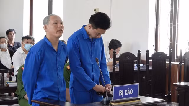 Bị cáo Vinh (bìa trái) và Vũ bị đưa ra xét xử về tội vận chuyển trái phép chất ma túy. Ảnh: ĐỨC NHẬT
