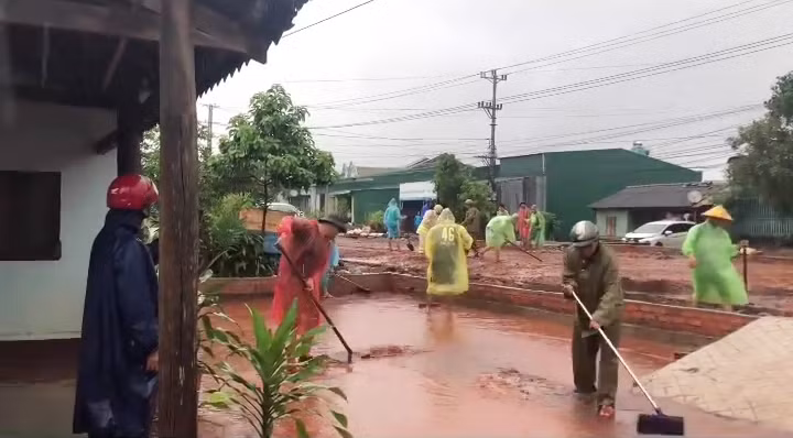 Bà con tổ dân phố 7 (thị trấn Chư Ty, huyện Đức Cơ) rất khổ sở mỗi khi mưa đến, nước và bùn đất do thi công quốc lộ 19 tràn vào nhà. Ảnh: Phương Sang