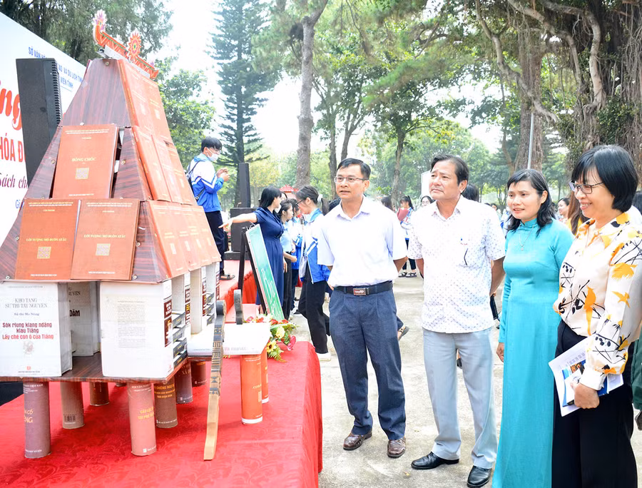 Xếp sách nghệ thuật mô hình nhà rông do viên chức Thư viện tỉnh thực hiện. Ảnh: Lam Nguyên